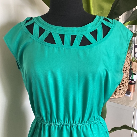 Banana Republic Green Dress with neck detailing - Picture 3 of 6